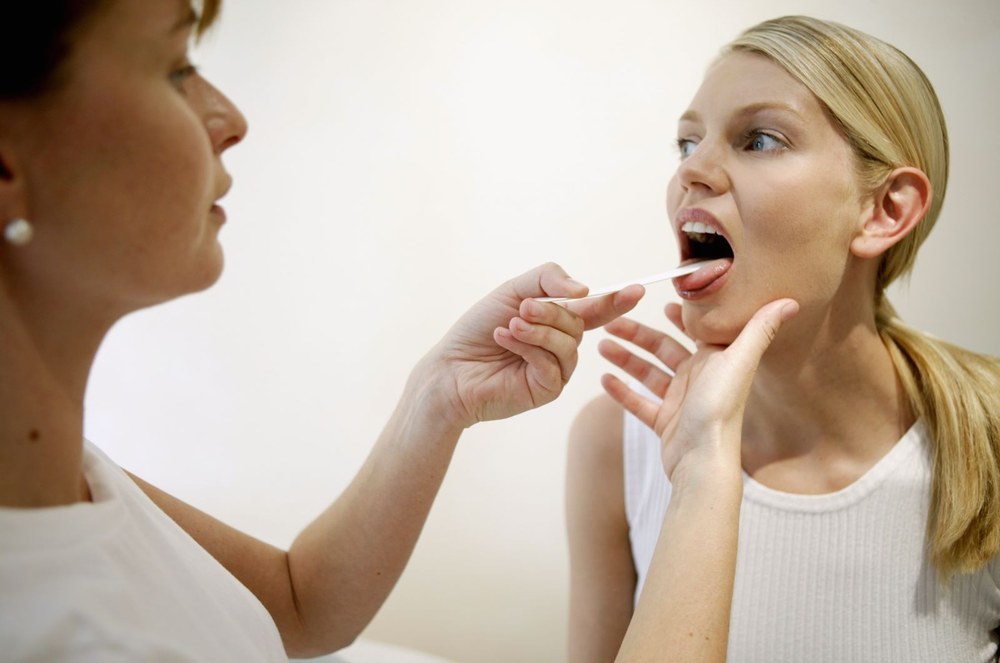 Біль у горлі в сезон застуд: практичні поради для дорослих