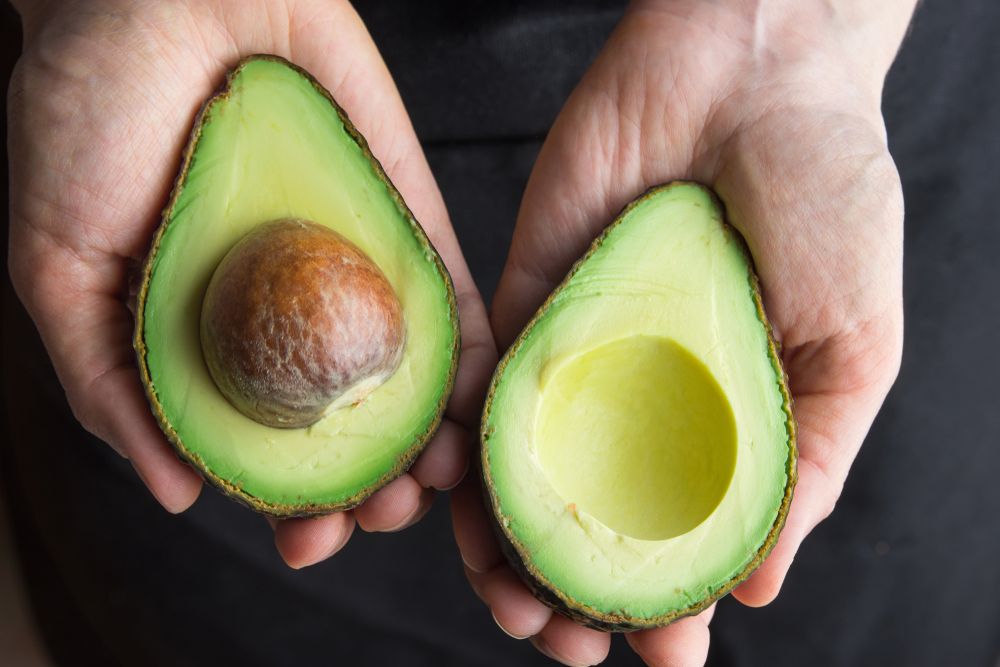 Чим корисна кісточка авокадо і як її їсти