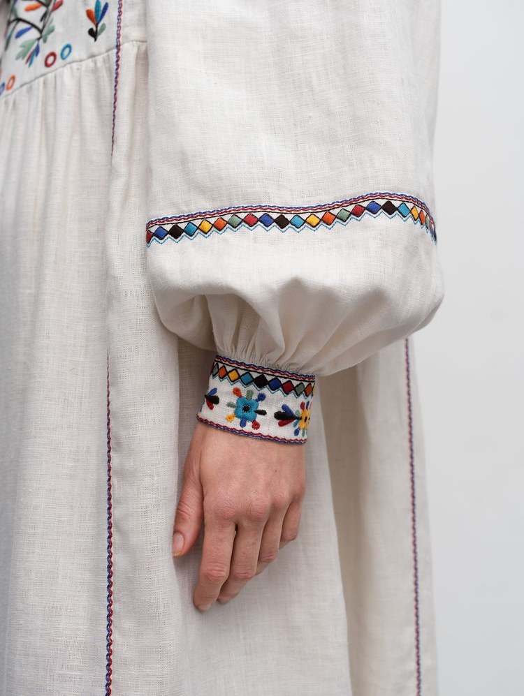 Вишита сукня: гармонія традицій та сучасного стилю